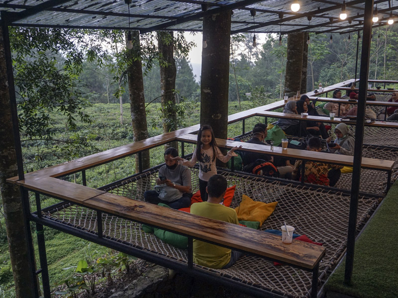 Kedai Kopi Alam Berkonsep Industrial