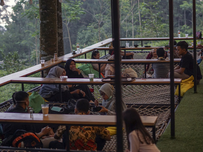 Kedai Kopi Alam Berkonsep Industrial