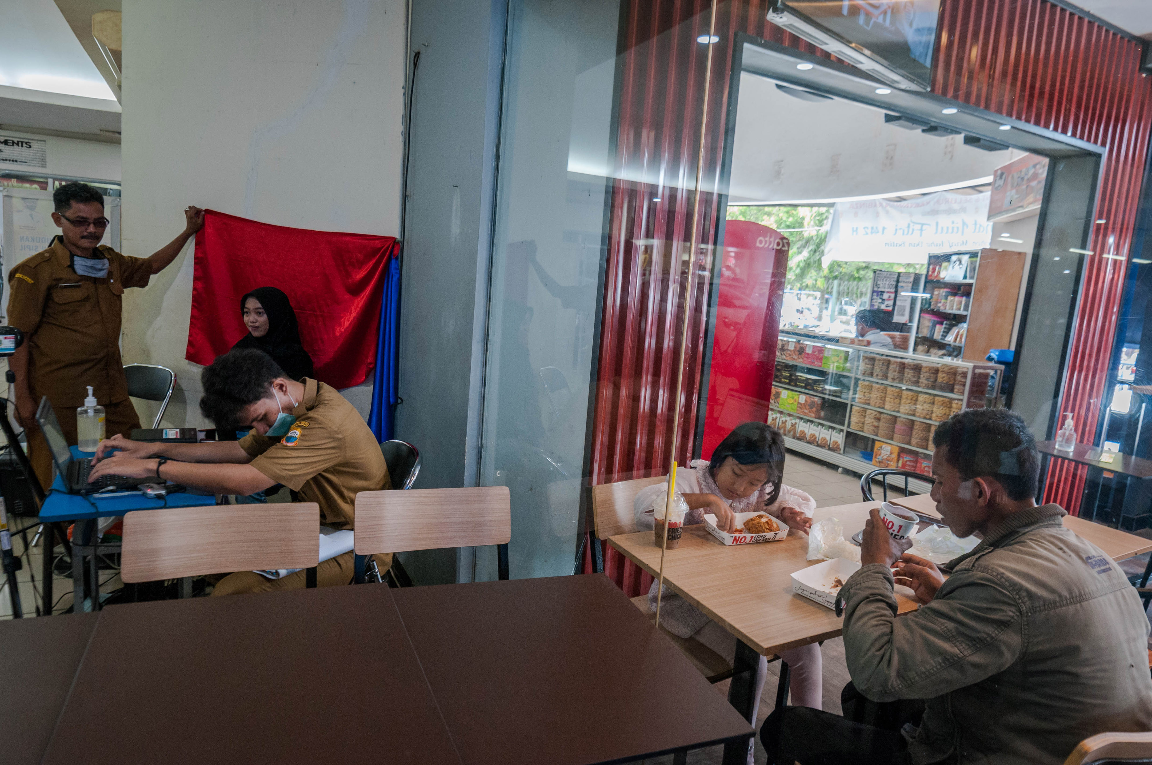 Jemput Bola E-KTP di Pusat Perbelanjaan