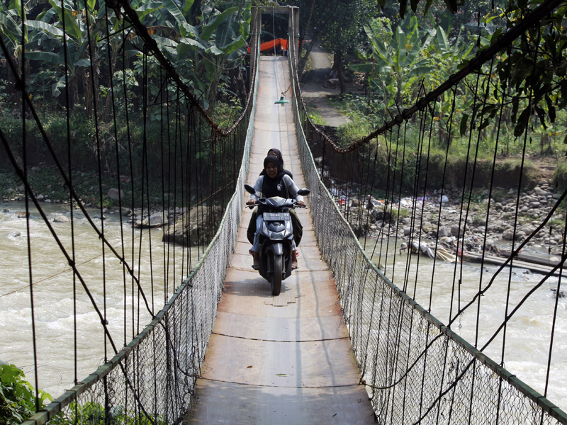 Jembatan Gantung Jadi Akses Utama Warga