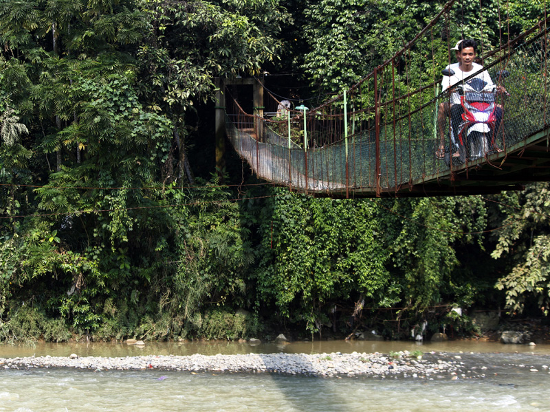Jembatan Gantung Jadi Akses Utama Warga