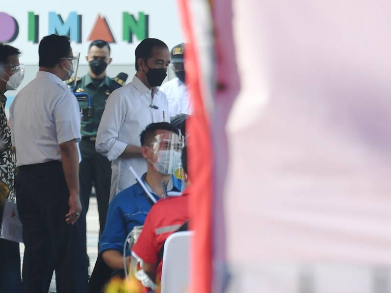 Presiden Tinjau Vaksinasi Pelaku Transportasi