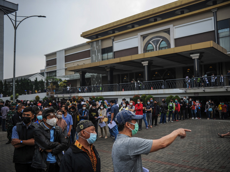 Vaksinasi Massal Covid-19 Oleh TNI-Polri