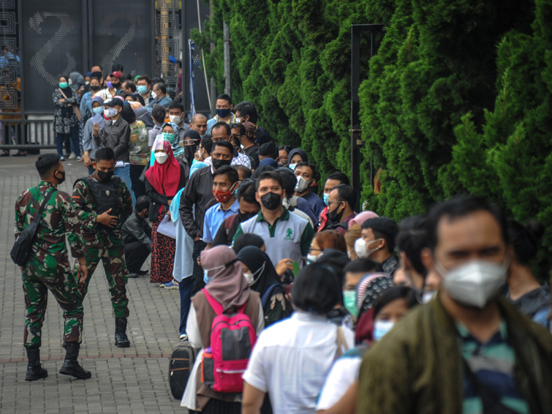 Vaksinasi Massal Covid-19 Oleh TNI-Polri