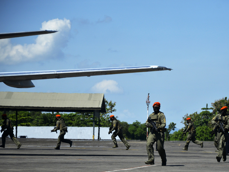 Simulasi Penurunan Paksa Pesawat Asing