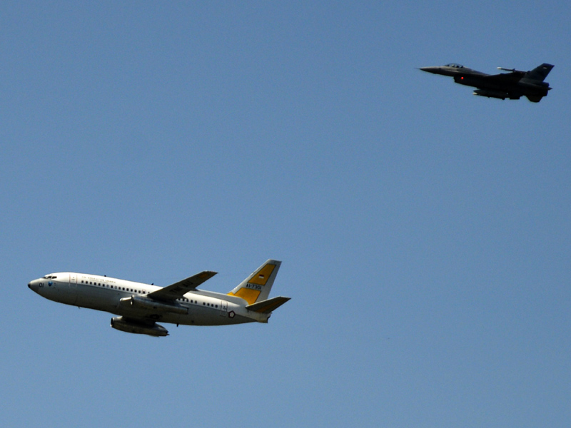 Simulasi Penurunan Paksa Pesawat Asing