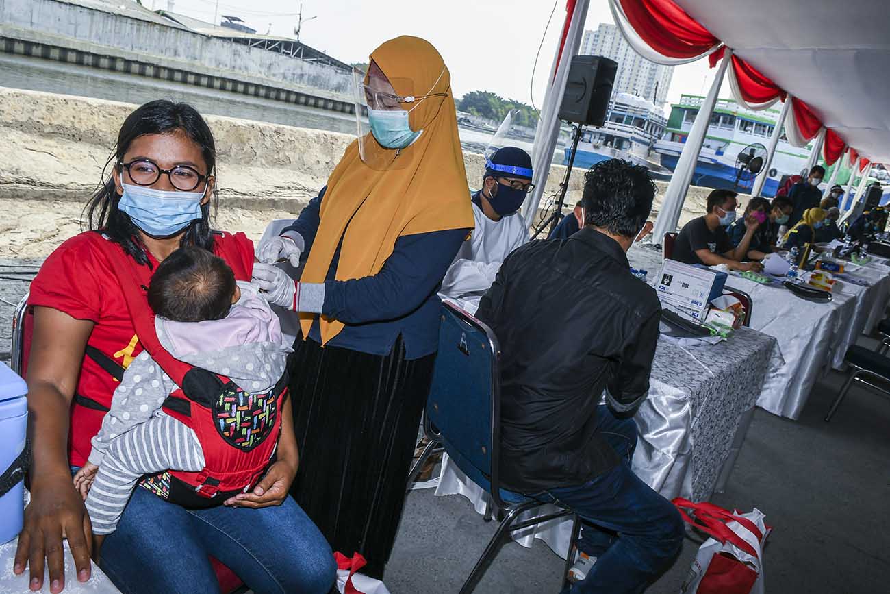 Vaksinasi COVID-19 Massal di Pelabuhan