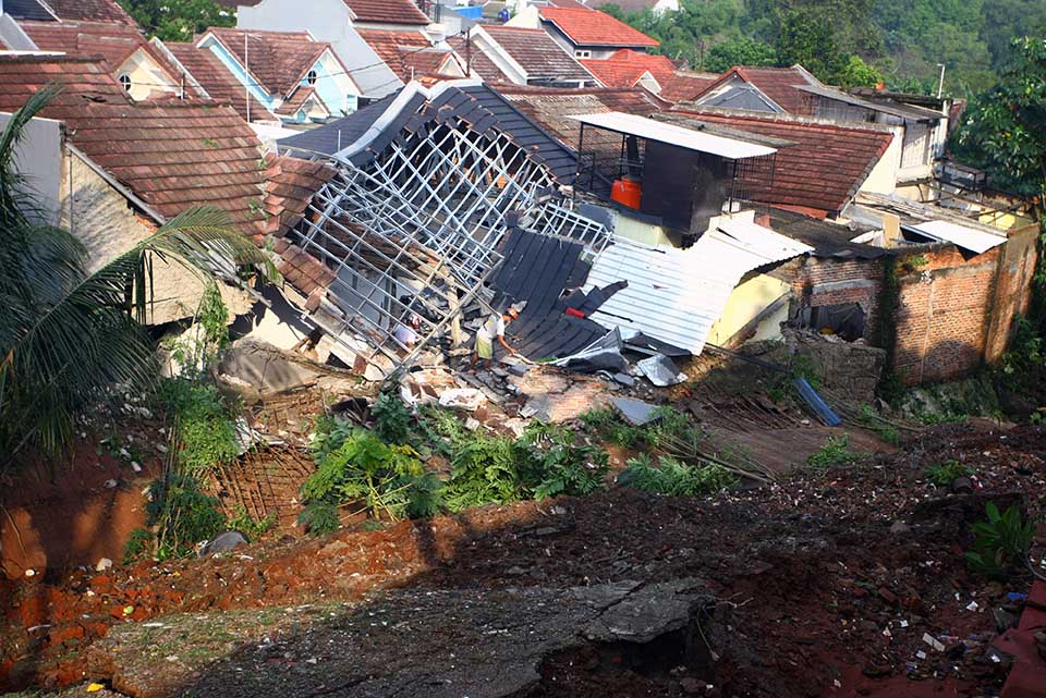 Tanah Longsor di Ciputat