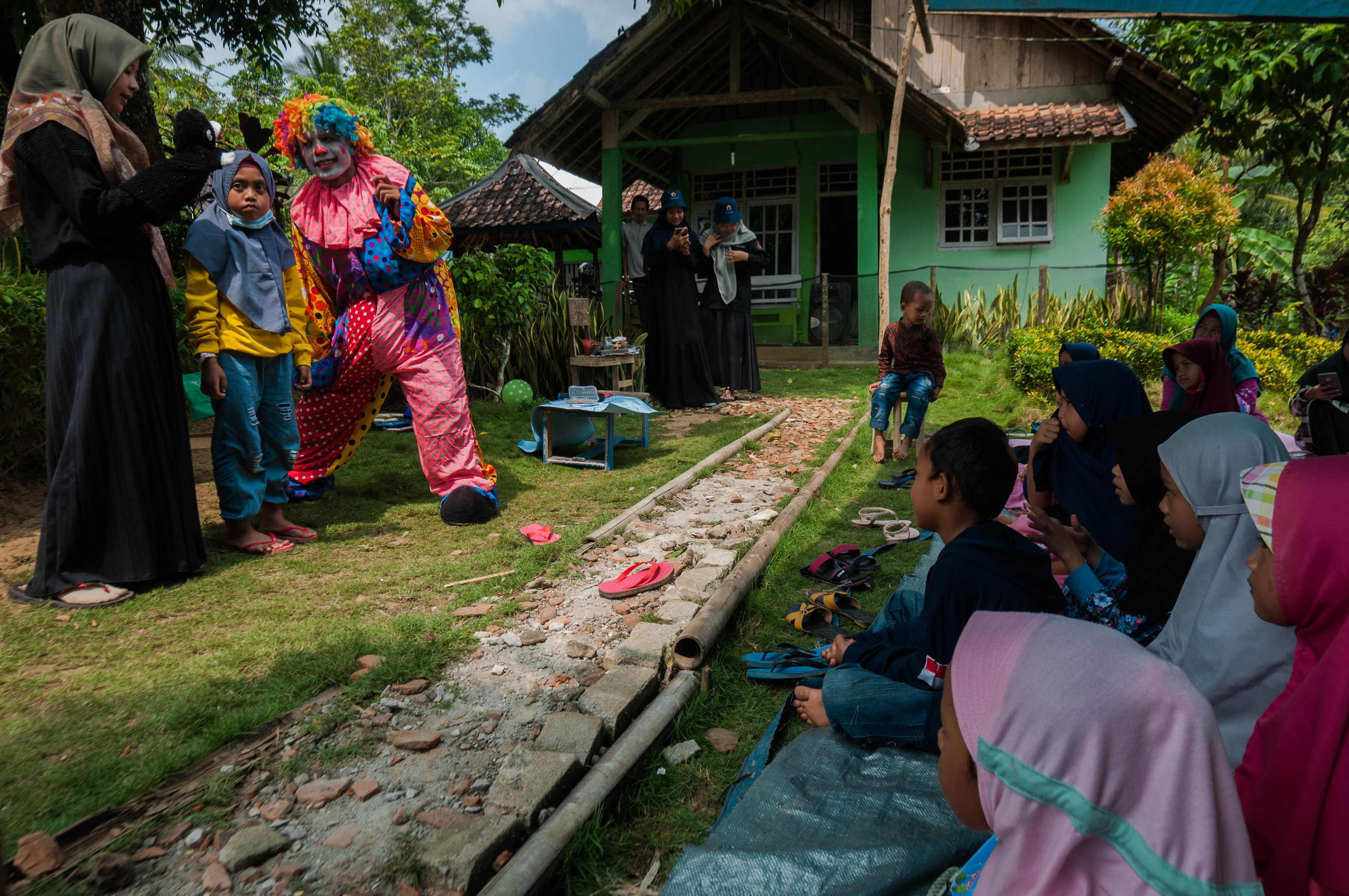 Badut Mengajar Anak di Pelosok Lebak