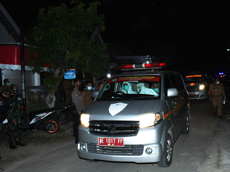 Ambulans Jemput Warga Positif Covid-19 Di Madiun