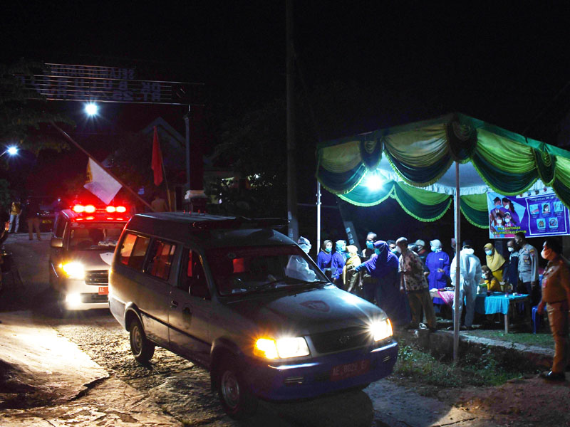 Ambulans Jemput Warga Positif Covid-19 Di Madiun