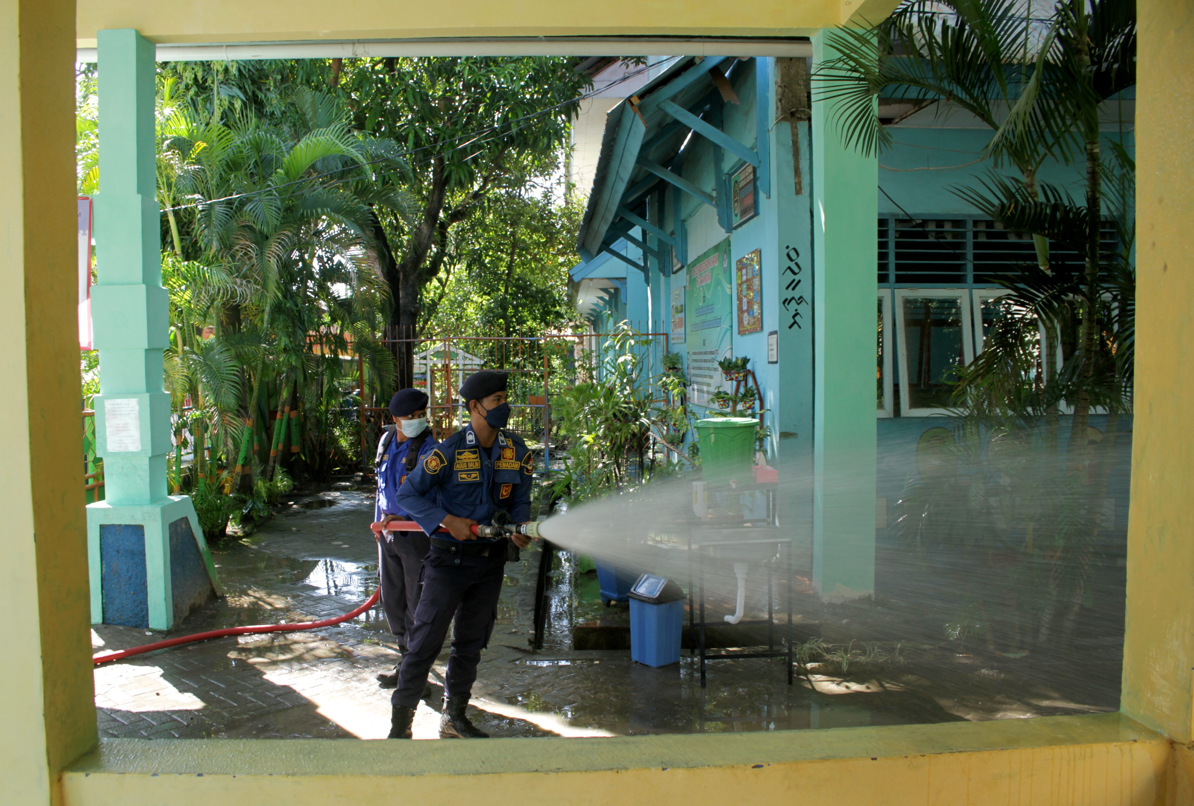 Penyemprotan Disinfektan Jelang Pembelajaran Tatap Muka