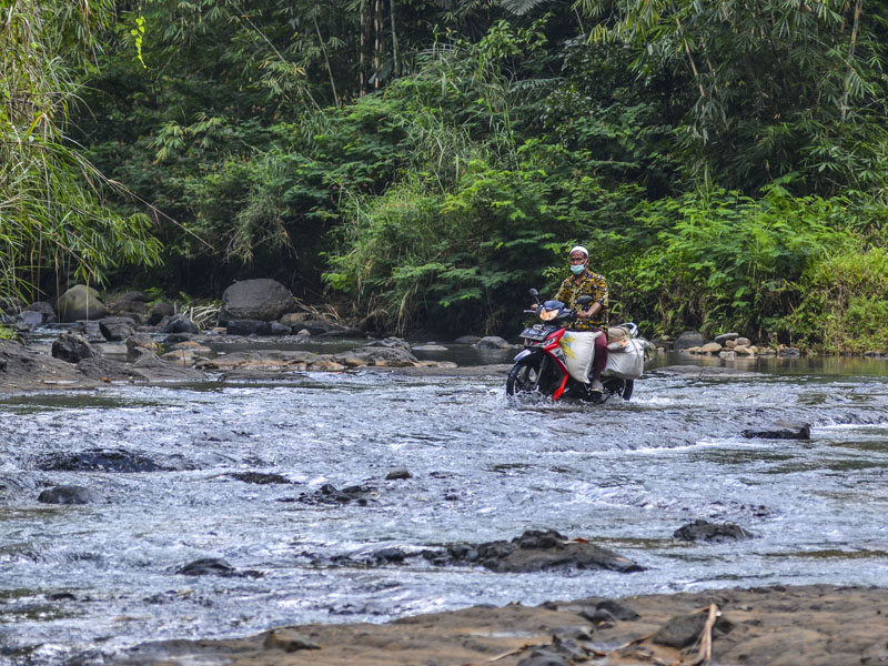 Warga Seberangi Sungai Di Pangandaran