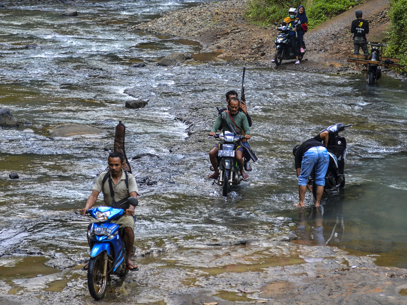 Warga Seberangi Sungai Di Pangandaran