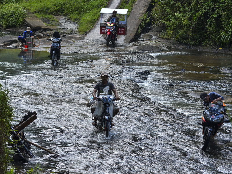 Warga Seberangi Sungai Di Pangandaran