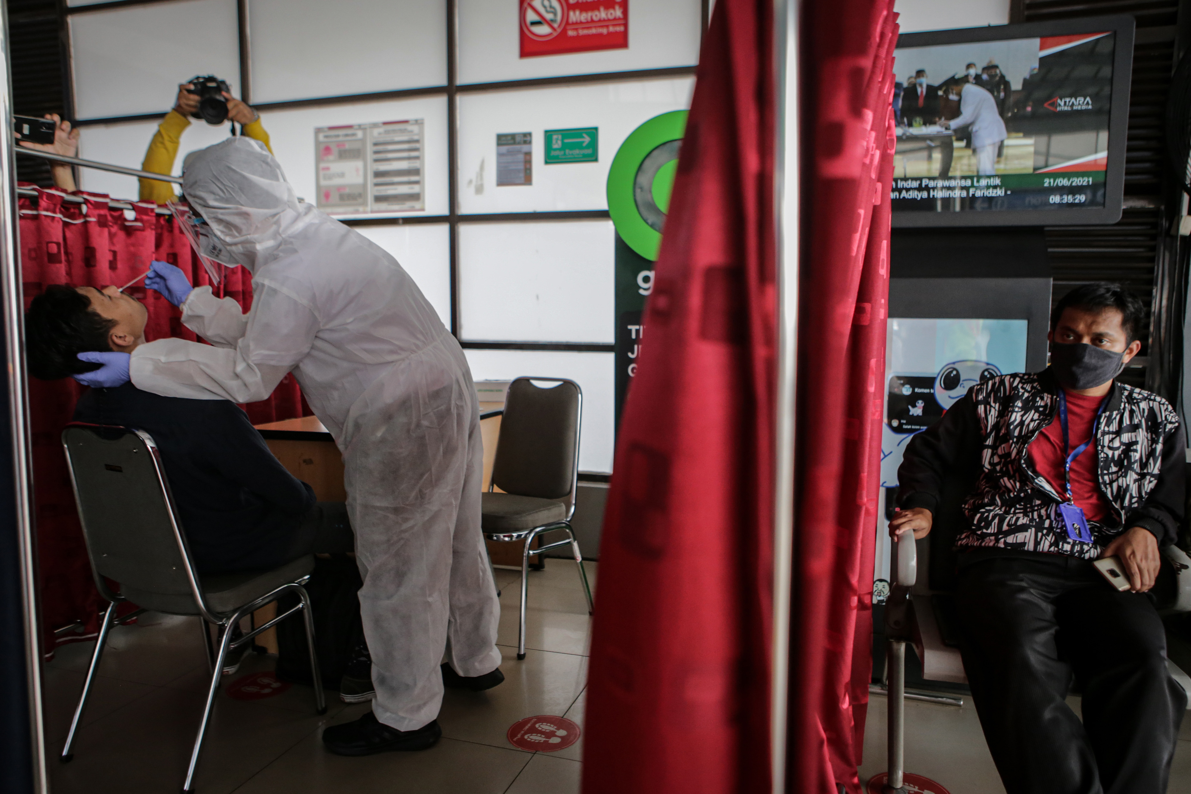 Antigen Pengguna KRL Cegah Covid-19