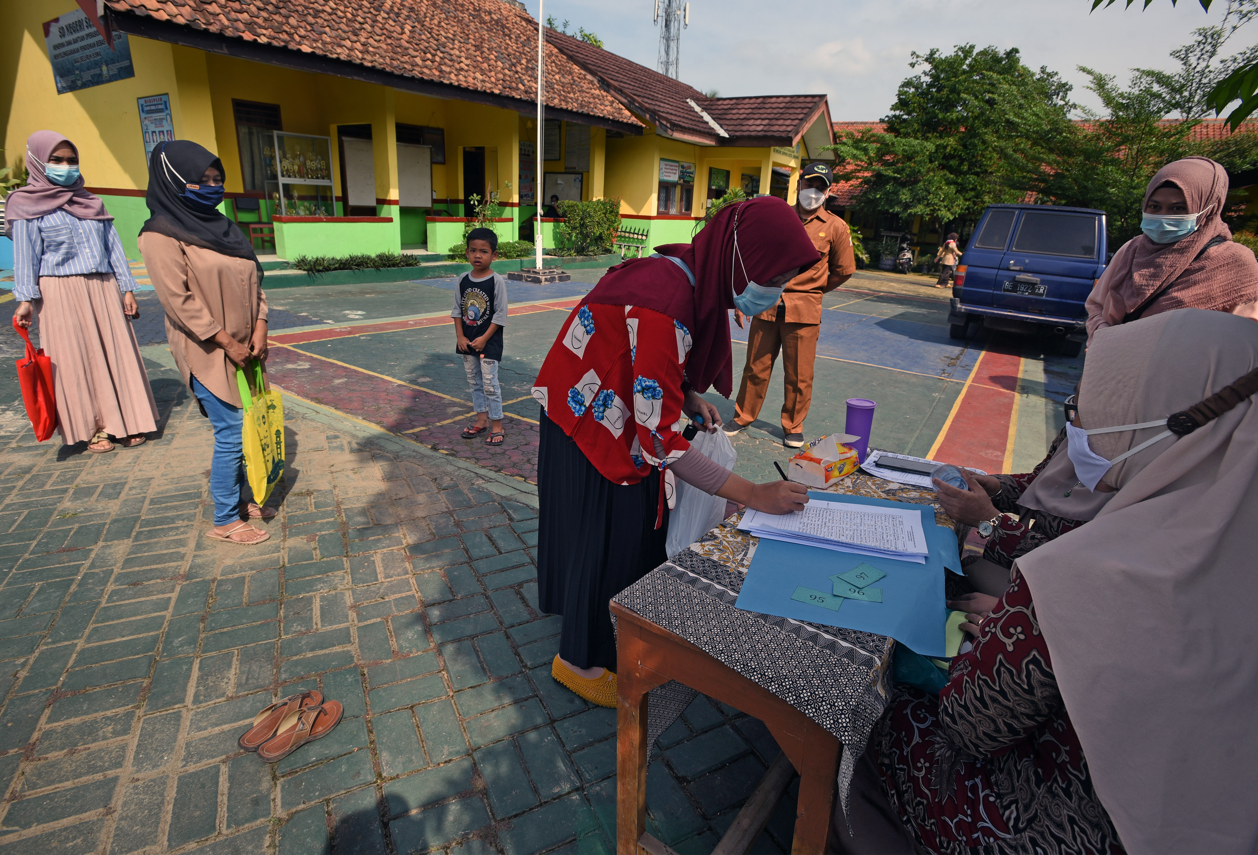 Prokes saat PPDB Luring