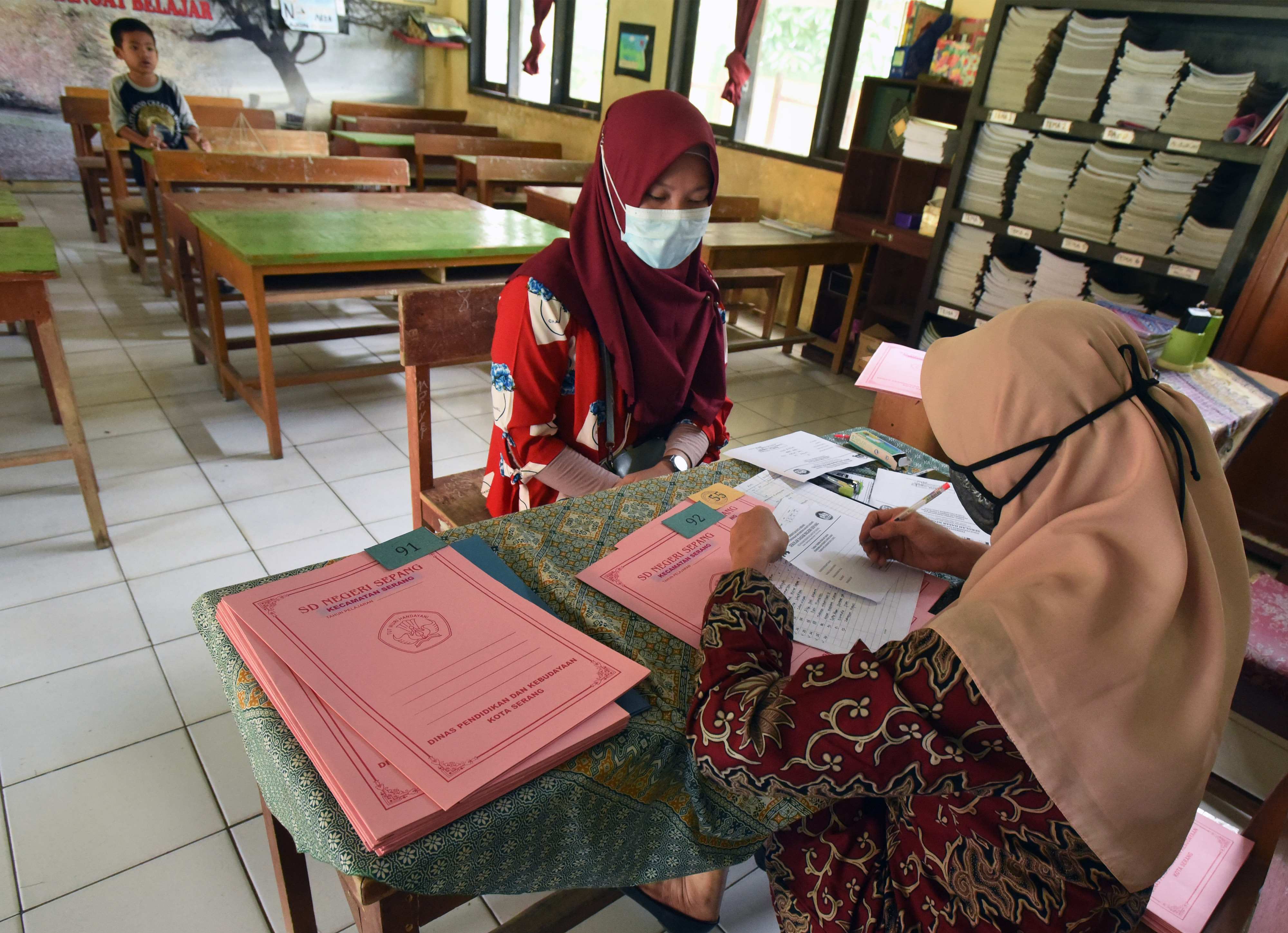 Prokes saat PPDB Luring