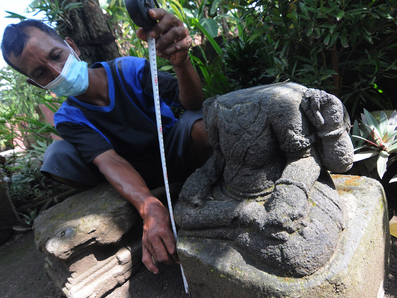 Batu Candi Dan Arca Di Pekarangan Warga
