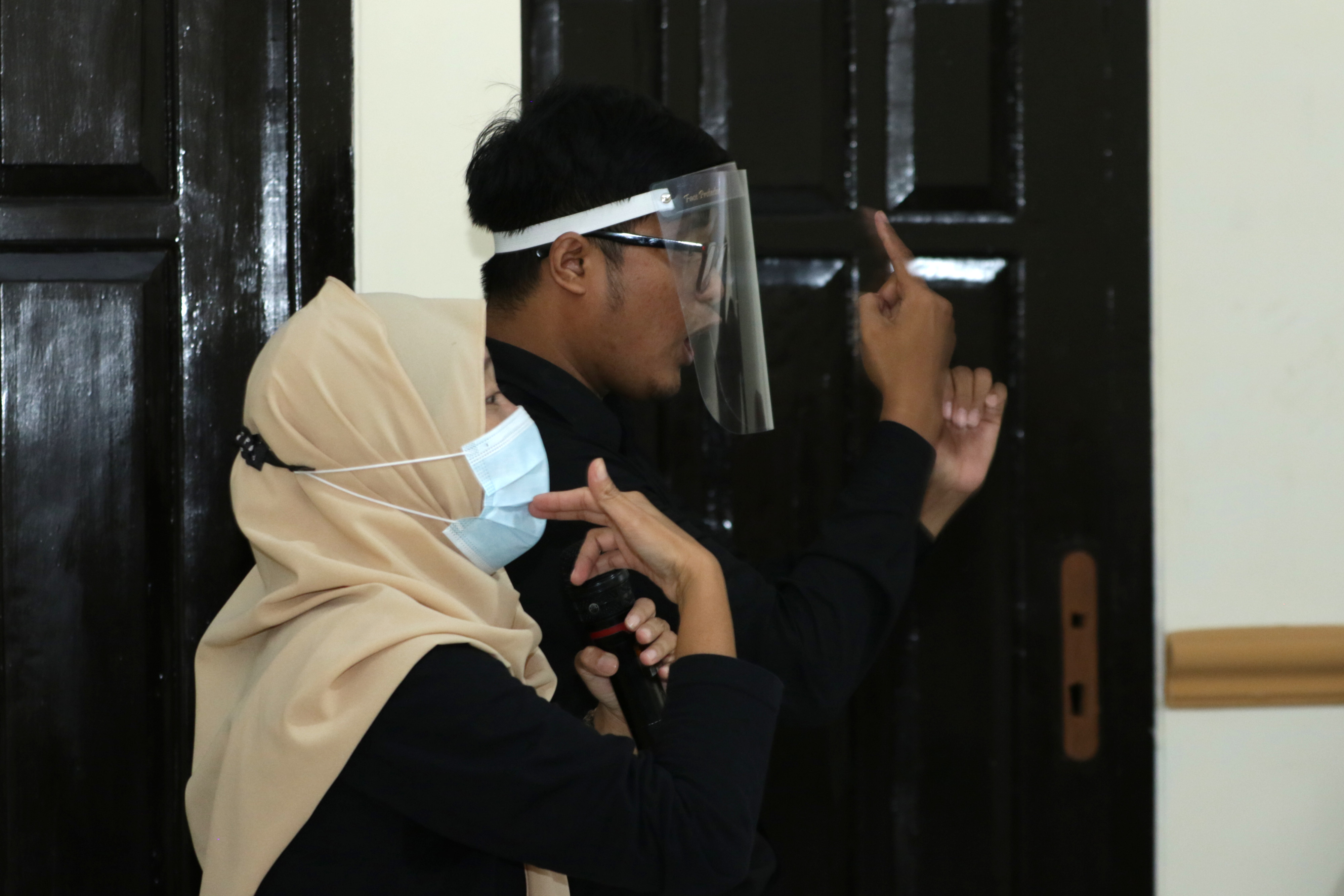 Bernyanyi dengan Bahasa Isyarat