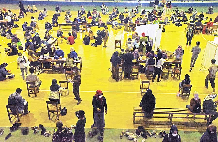 Vaksinasi Covid-19 Massal di GOR Maulana Yusuf Serang Banten