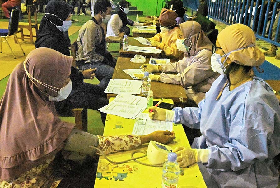 Vaksinasi Covid-19 Massal di GOR Maulana Yusuf Serang Banten