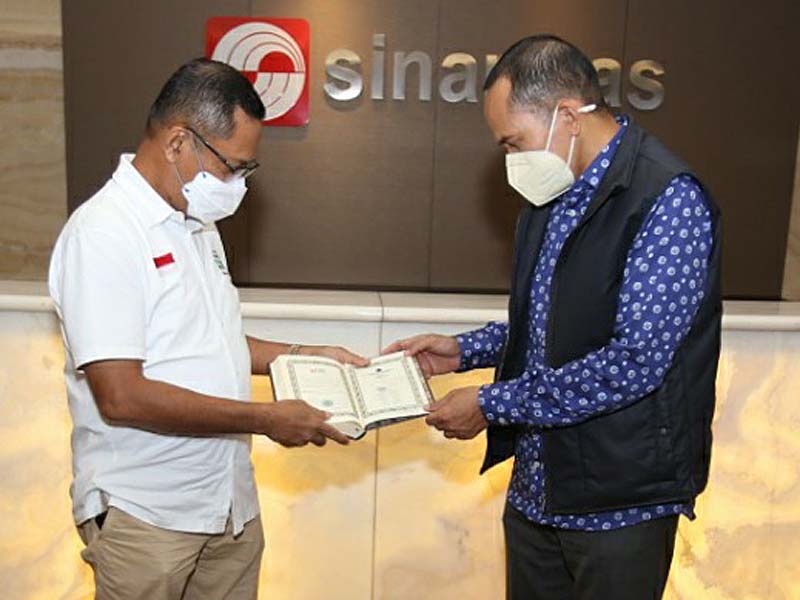 Saleh Husin Mewakafkan Alquran Dan Bersilaturahim Dengan Tuan Guru Bajang