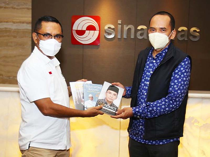 Saleh Husin Mewakafkan Alquran Dan Bersilaturahim Dengan Tuan Guru Bajang