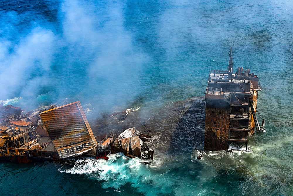 Kapal Pengangkut Kontainer Limbah Kimia Dan Plastik Terbakar