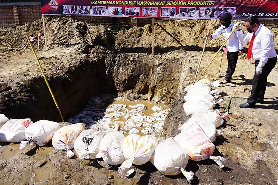 Pemusnahan 4.600 Liter Miras Captikus di Gorontalo 