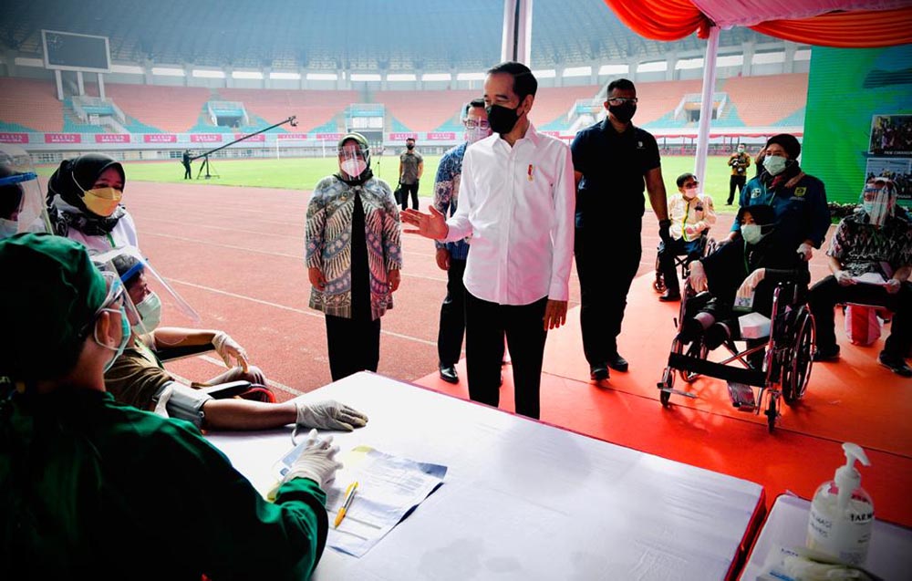 Presiden Joko Widodo Tinjau Vaksinasi Massal di Stadion Pakansari