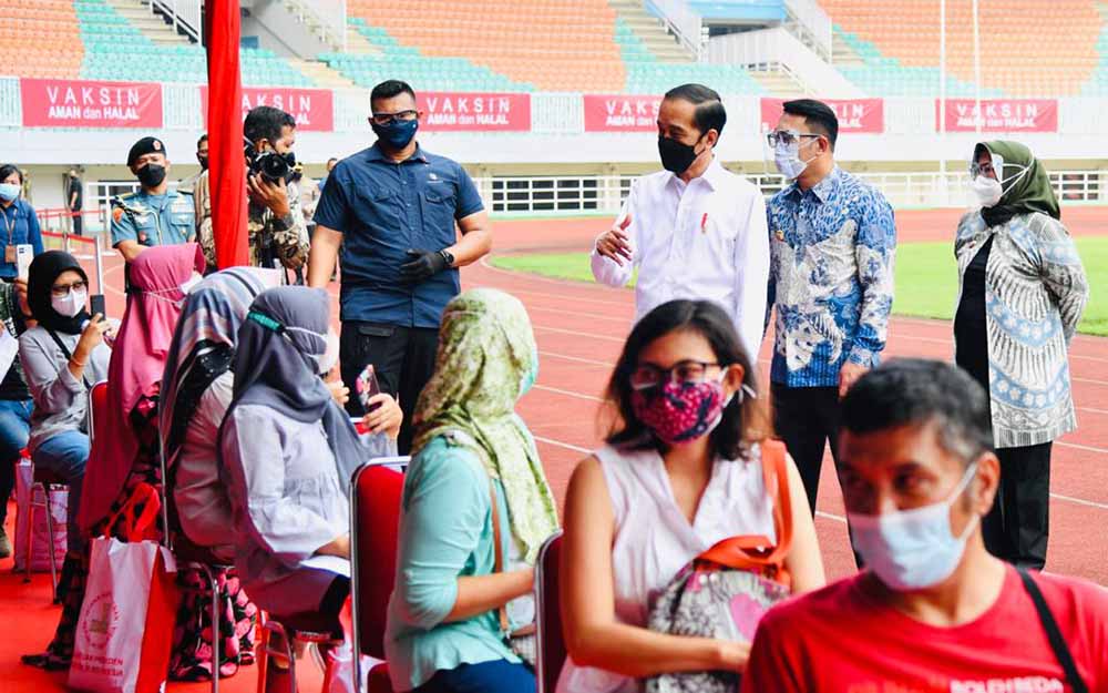 Presiden Joko Widodo Tinjau Vaksinasi Massal di Stadion Pakansari