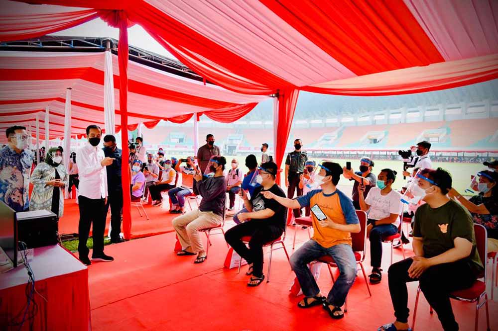 Presiden Joko Widodo Tinjau Vaksinasi Massal di Stadion Pakansari
