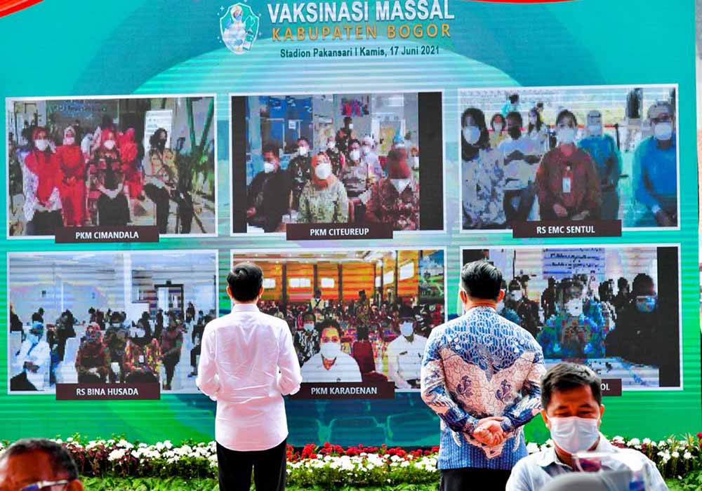 Presiden Joko Widodo Tinjau Vaksinasi Massal di Stadion Pakansari