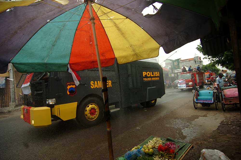 Penyemprotan Cairan Disinfektan di Jalur Selatan Tegal