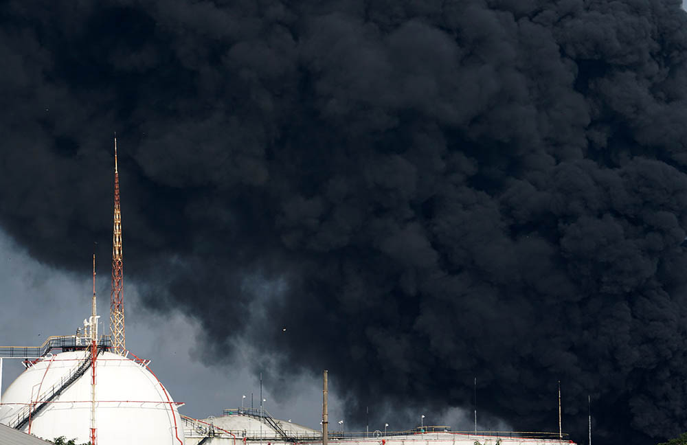 Kepulan Asap Hitam di Tanki Pertamina Cilacap
