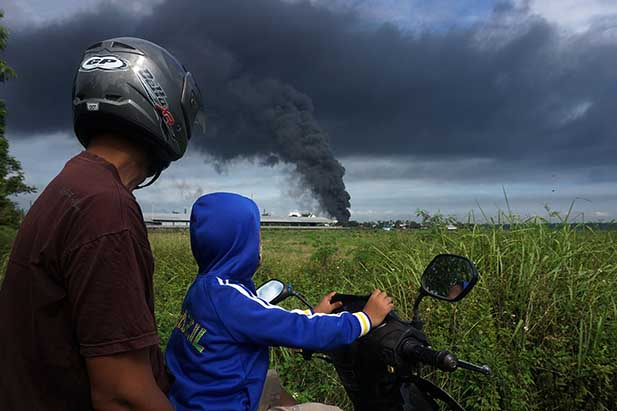 Kepulan Asap Hitam di Tanki Pertamina Cilacap