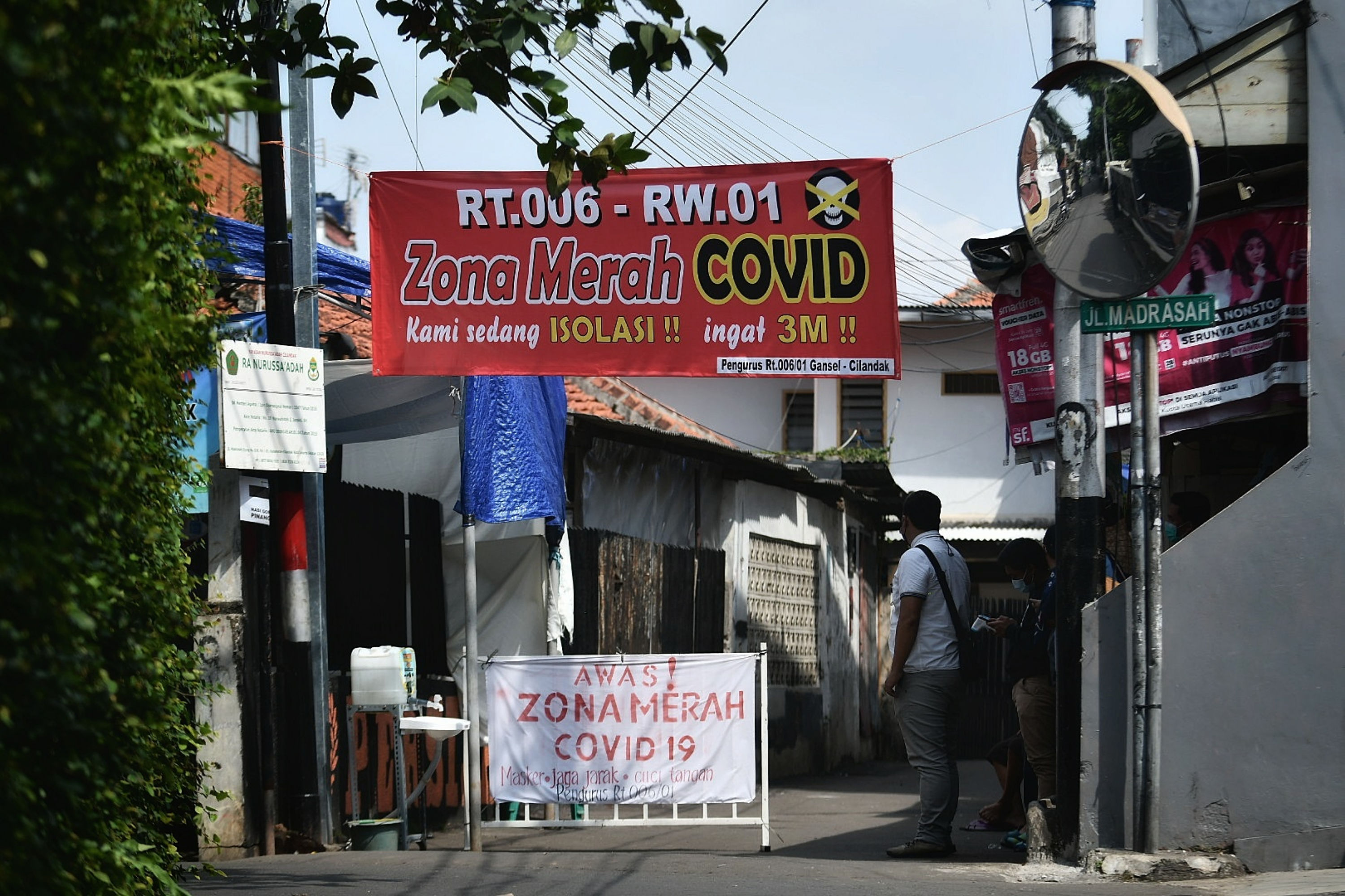 Lockdown di Perkampungan Gandaria Selatan