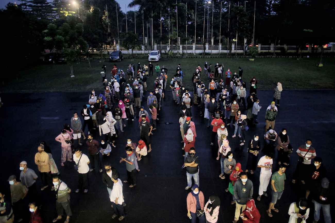  Antusias Warga Ikut Vaksinasi Covid-19 di GOR Ciracas