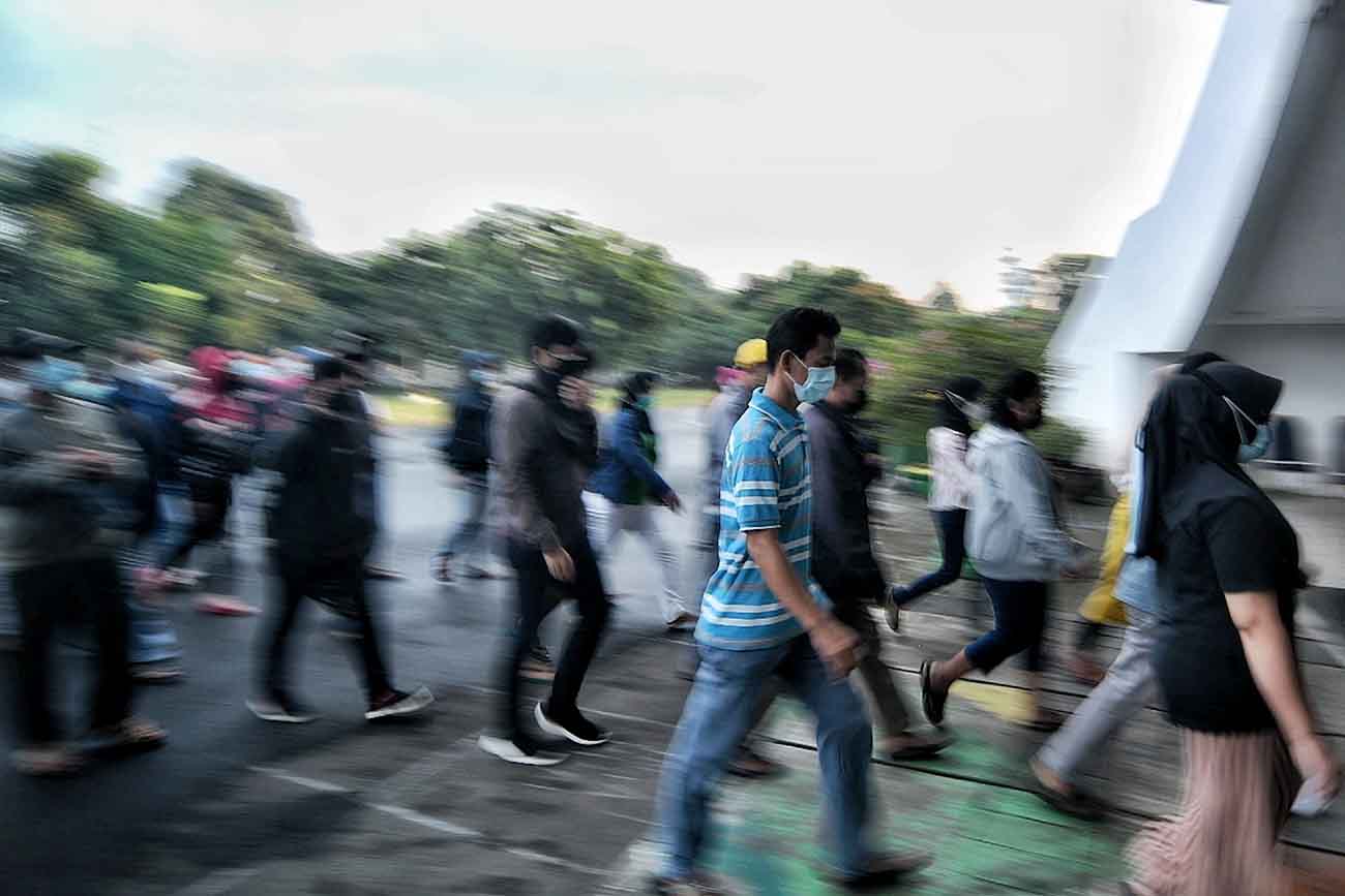  Antusias Warga Ikut Vaksinasi Covid-19 di GOR Ciracas