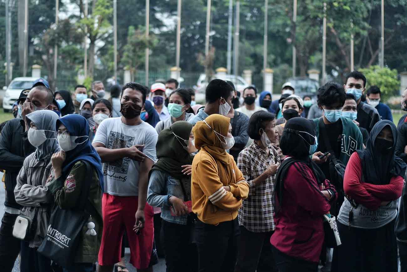  Antusias Warga Ikut Vaksinasi Covid-19 di GOR Ciracas