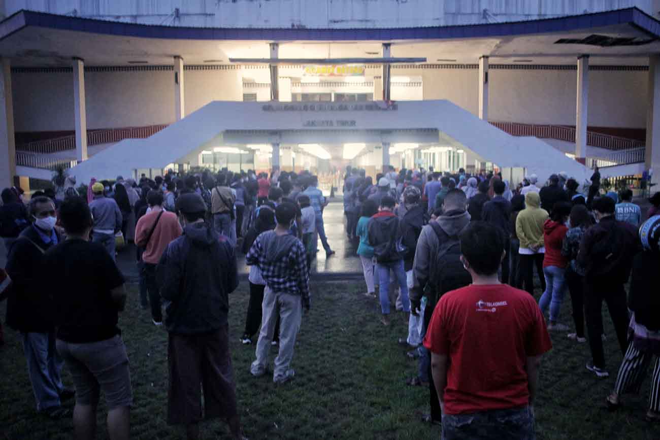  Antusias Warga Ikut Vaksinasi Covid-19 di GOR Ciracas