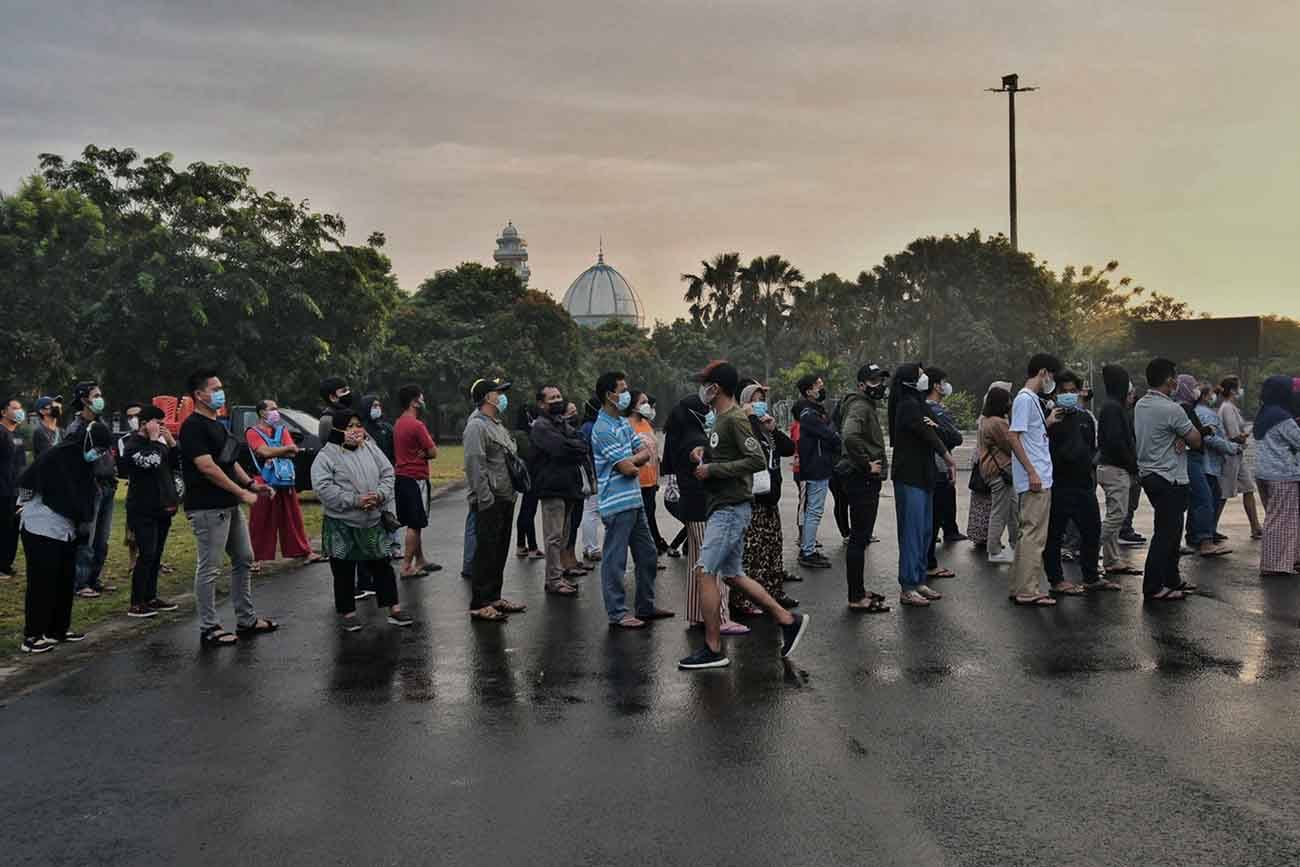  Antusias Warga Ikut Vaksinasi Covid-19 di GOR Ciracas