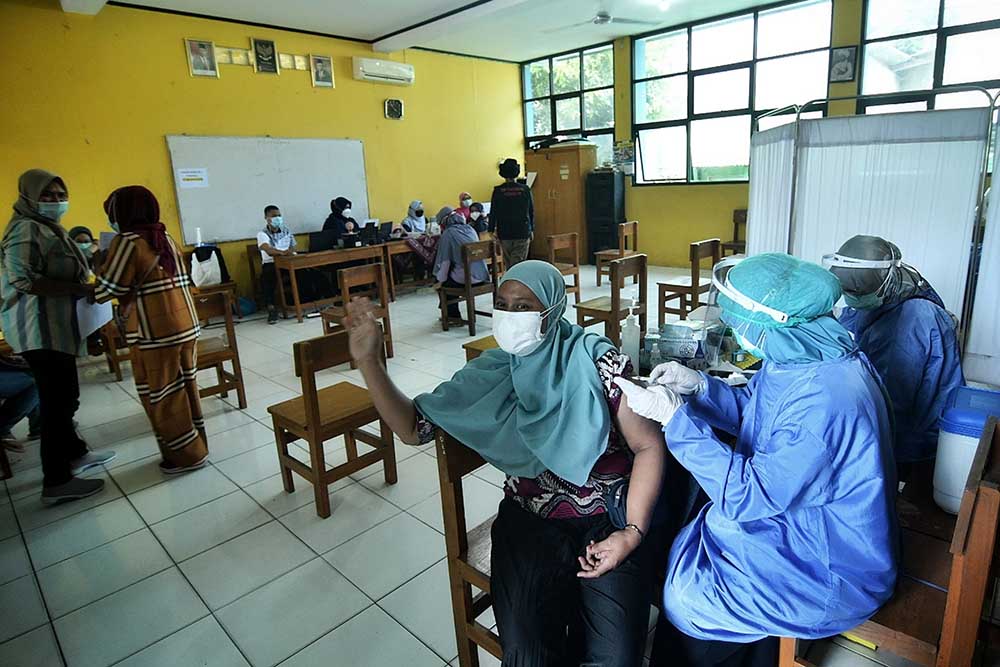 Vaksinasi Massal di Kawasan Zona Merah