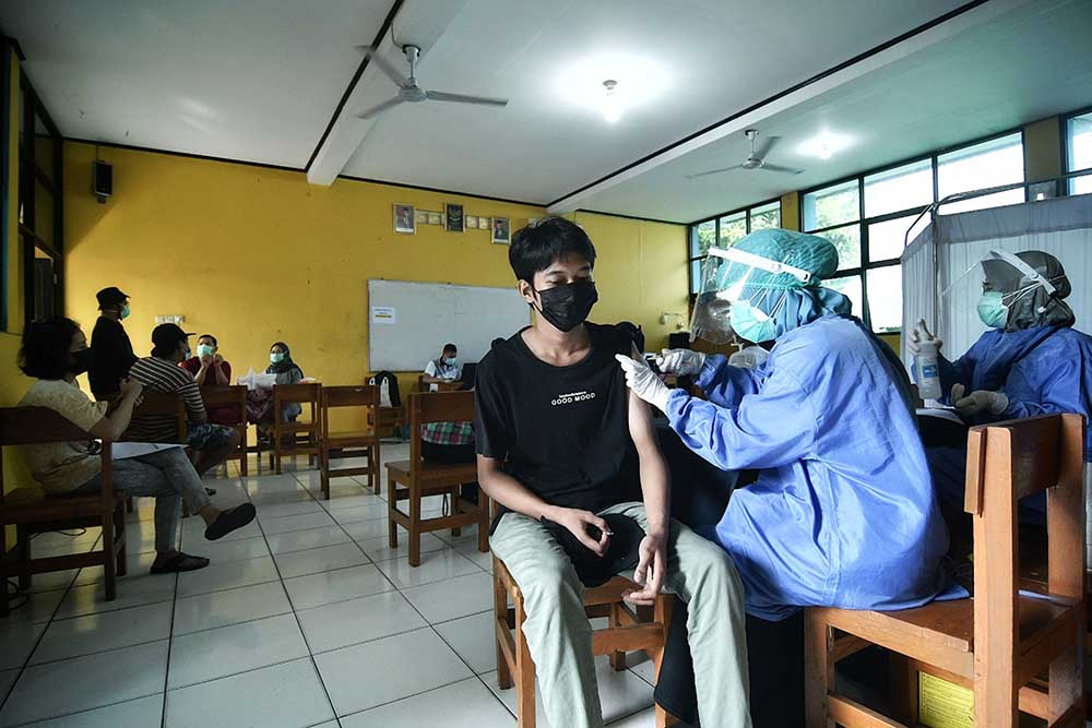 Vaksinasi Massal di Kawasan Zona Merah