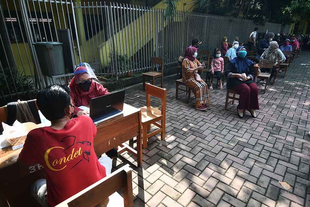 Vaksinasi Massal di Kawasan Zona Merah