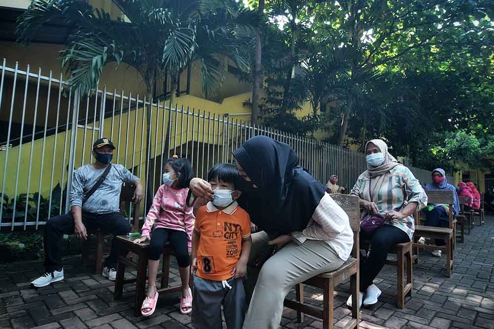 Vaksinasi Massal di Kawasan Zona Merah