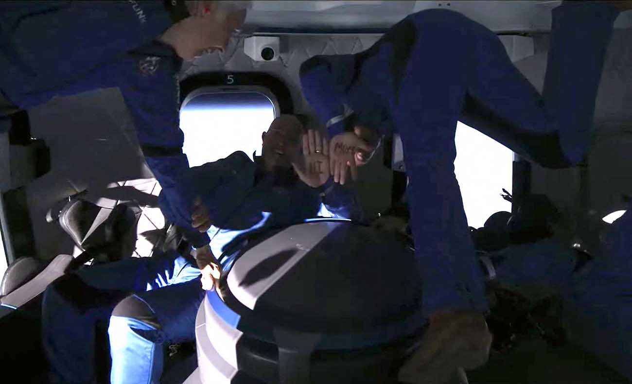 Pendiri Amazon Jeff Bezos Melesat ke Luar Angkasa