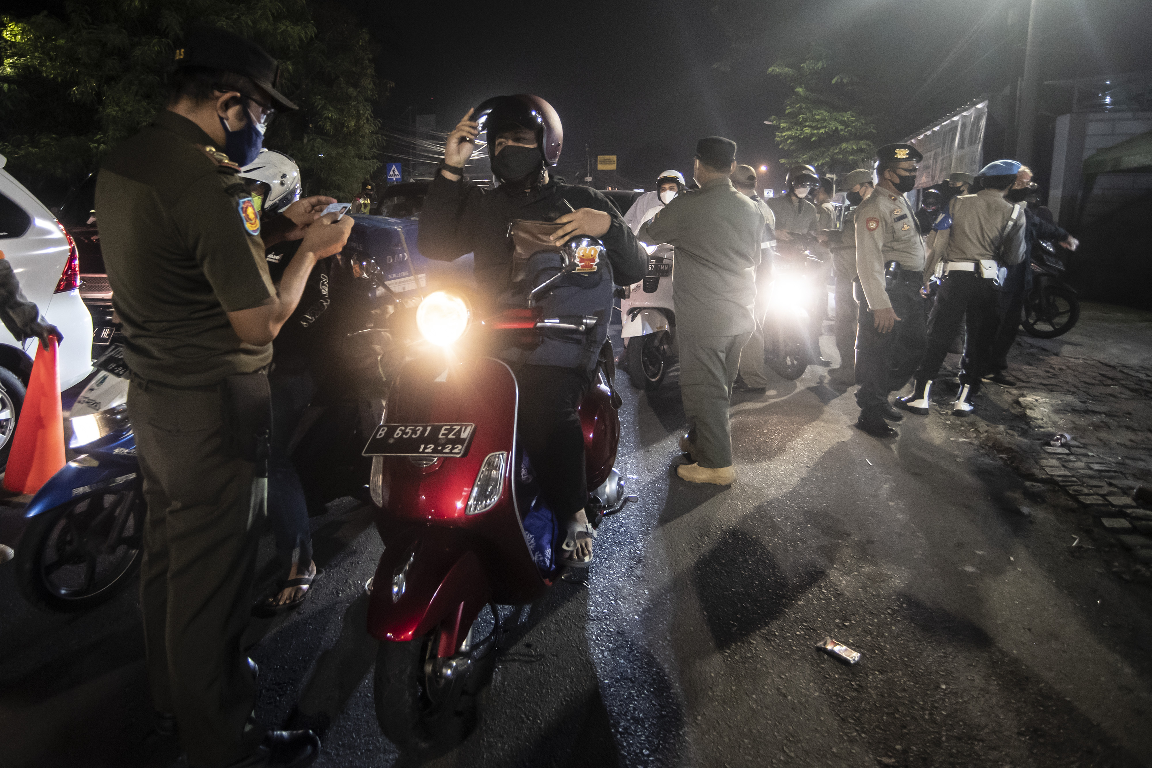 Pemeriksaan Identitas saat Pemberlakuan PPKM Darurat