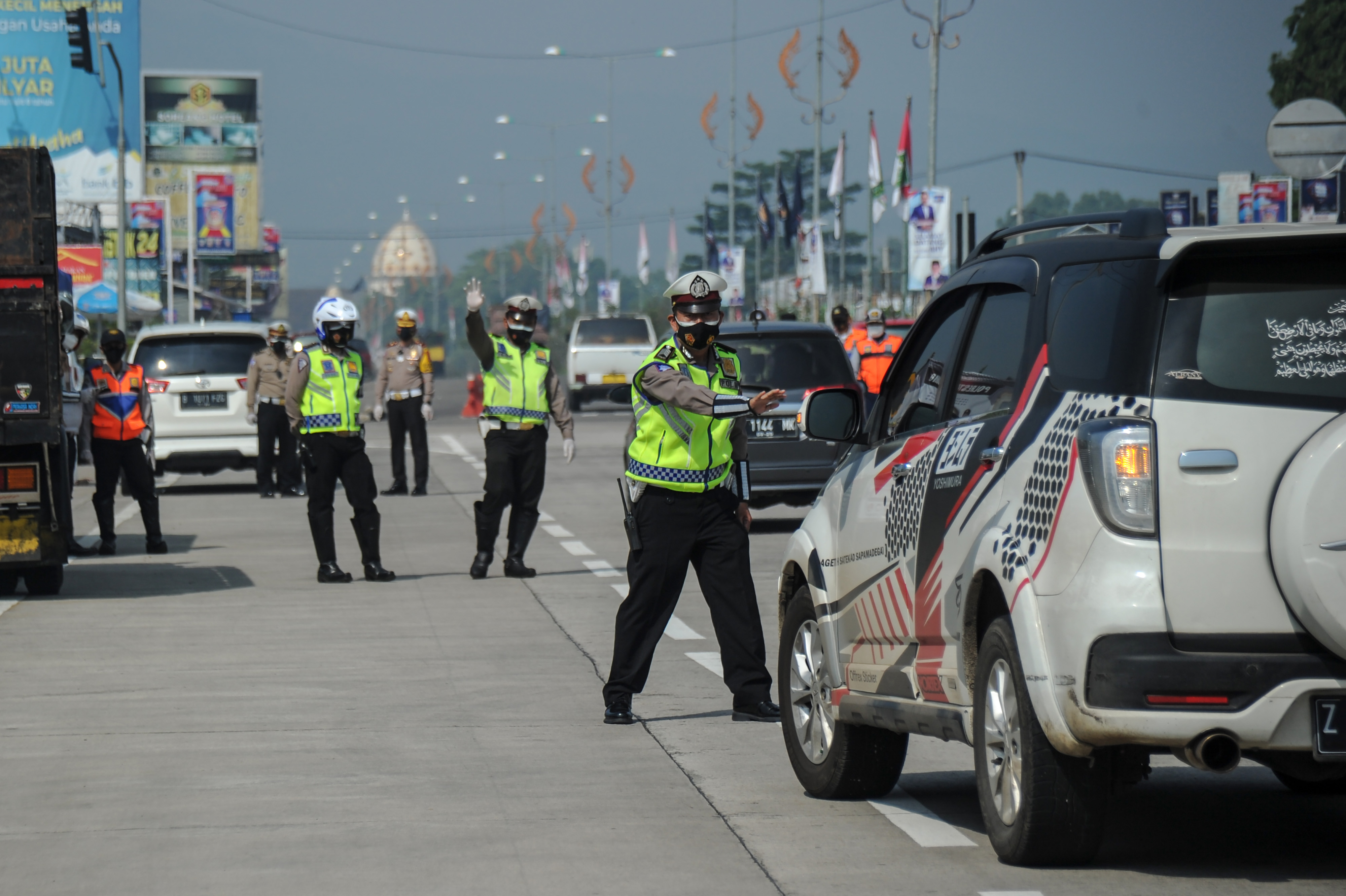 Penyekatan Kendaraan di Gerbang Keluar Tol Soreang